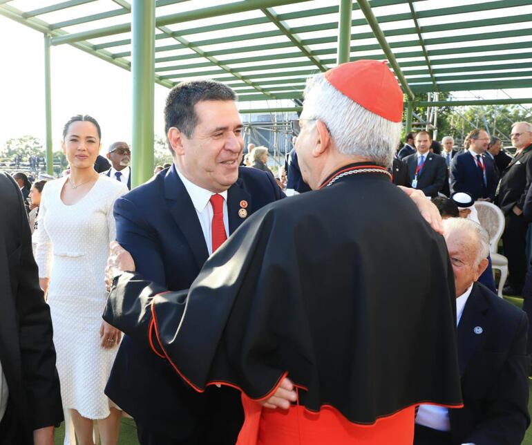 Horacio Cartes saluda al Cardenal Adalberto Martínez. de fondo se observa a Juan Carlos Wasmosy.