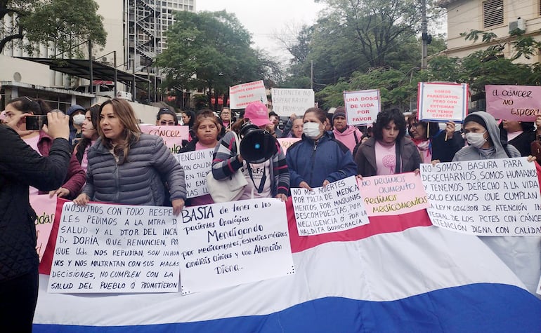 Pacientes del Incan, hospitales descentralizados y del IPS, se manifestaron ayer frente al Ministerio de Salud, en Asunción.