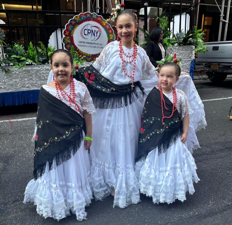 La pequeña Sophia Balmori, una neoyorkina con sangre guaraní, y sus amiguitas, también hijas de paraguayos, lucieron los trajes típicos de la tierra de sus padres en el desfile de la Hispanidad.