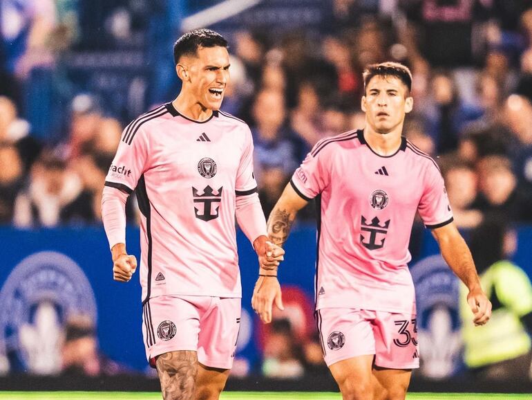 Matías Rojas (i), futbolista del Inter Miami, en un partido frente al Montreal por la fecha 12 de la Major League Soccer de Estados Unidos en el estadio Saputo, en Montreal, Canadá.