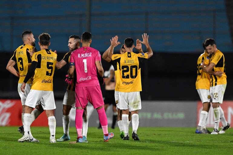 Los futbolistas de Guaraní festeja el triunfo contra Danubio por la cuarta fecha de la fase de grupos de la Copa Sudamericana en el estadio Centenario, en Montevideo, Uruguay.