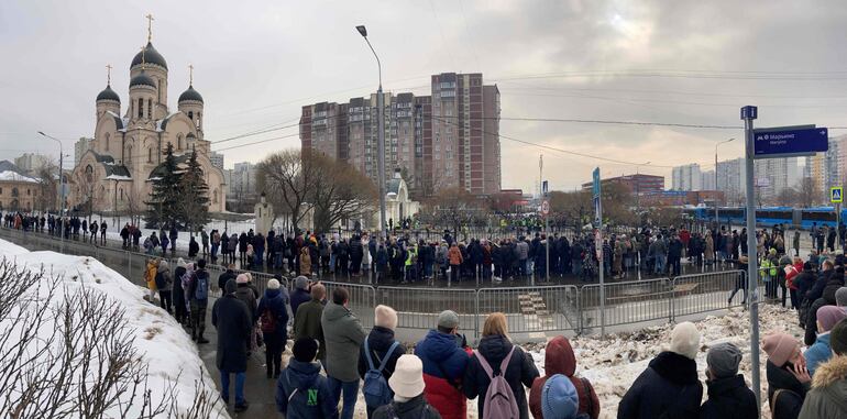 Miles de rusos se han congregado frente a la iglesia moscovita donde hoy tendrá lugar la despedida del líder opositor Alexéi Navalni, fallecido hace dos semanas en una prisión ártica en circunstancias no esclarecidas.