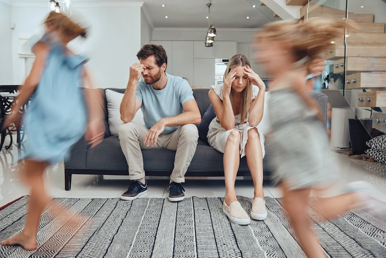 Pareja estresada con hijos.