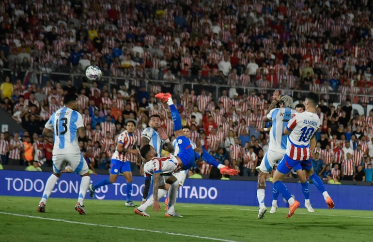 Antonio Sanabria, jugador de la selección e Paraguay, define de chilena para el gol del empate parcial 1-1 frente a Argentina por las Eliminatorias Sudamericanas 2026 en el estadio Defensores del Chaco, en Asunción.