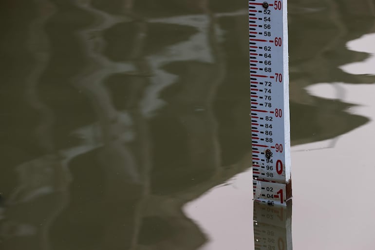 La Essap prometió que no habrá falta de provisión de agua este verano, pese a bajante del río. En la fotografía, un hidrómetro en río Paraguay del pasado miércoles en Asunción.