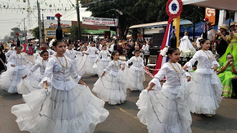 El desfile de galoperas atrajo a una multitud a la ciudad de Guarambaré.