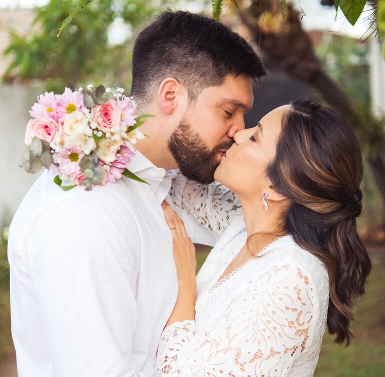 ¡Parejita enamorada! Johanna Ortega y Diego Céspedes se jurarán amor eterno ante Dios en una ceremonia que tendrá lugar este sábado en horas de la tarde. (Instagram/Johanna Ortega)