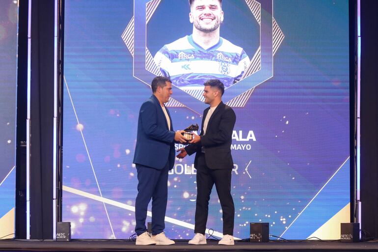 Brahian Ayala (d), futbolista del 2 de Mayo, es galardonado en los Premios de Primera 2024 como el máximo goleador de la temporada en el fútbol paraguayo.