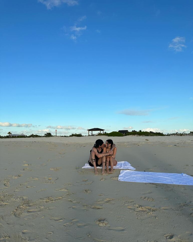 Nicki Nicole y Peso Pluma se mostraron enamorados en una playa de algún lugar del mundo. (Instagram/Peso Pluma)