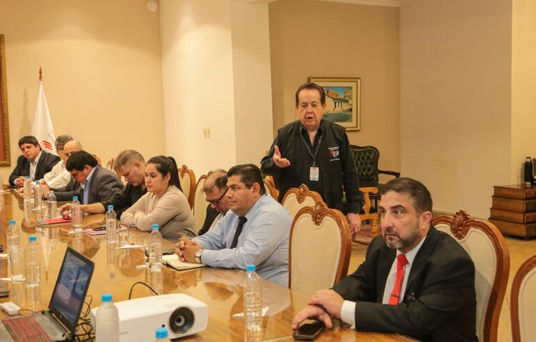 Luis A. Mauro (de pie) en la reunión con dirigentes políticos.