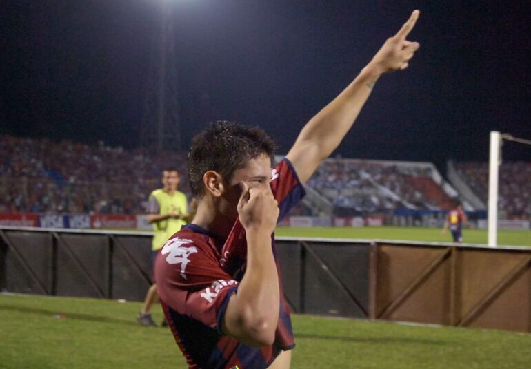 Juan Manuel Iturbe, celebrando un gol con Cerro Porteño en el 2011.