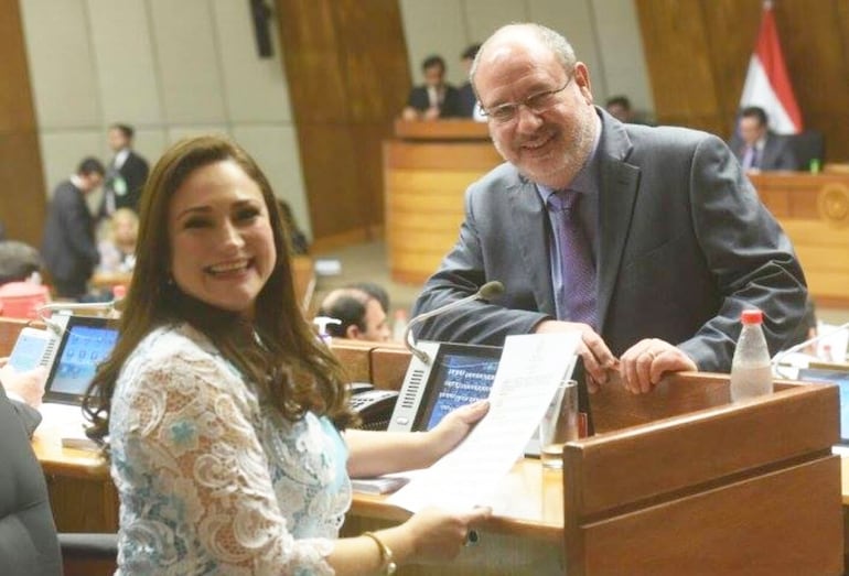 Justo Zacarías y su esposa, la diputada Rocío Abed, en una de las sesiones de la Cámara Baja. La fiscalía blanqueó las investigaciones contra el exgobernador.