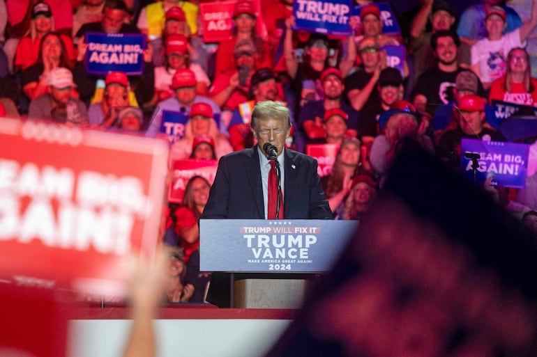 El expresidente estadounidense Donald Trump habla el sábado en un acto de campaña en Greensboro, Carolina del Norte.
