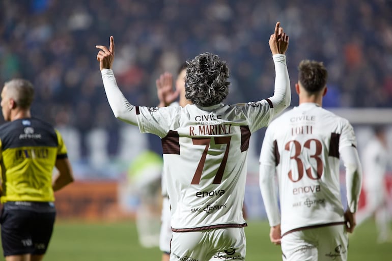 El paraguayo Ronaldo Martínez, jugador de Platense, celebra un gol en el partido frente a Independiente Rivadavia de Mendoza por la duodécima fecha de la Liga Profesional de Argentina.