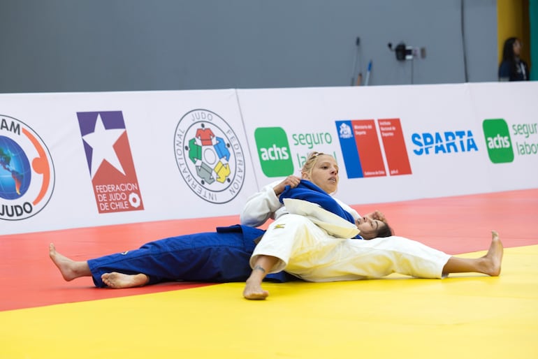 De blanco, la judoca paraguaya Gabriela Alejandra Narváez (14/12/1994), plata en Chile.