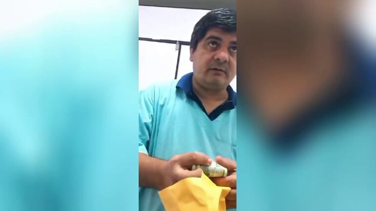 Víctima filmó entrega de dinero a funcionario de IPS implicado en esquema de estafa.