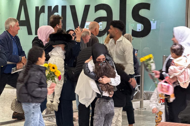 Una familia de repatriados es recibida en el aeropuerto de Heathrow, Londres. 