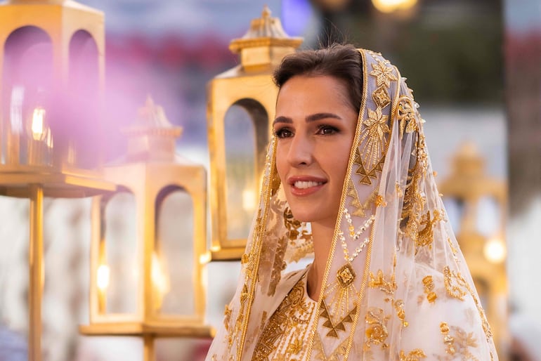 La Reina Rania de Jordania muestra a la prometida saudita Rajwa al-Saif durante una cena previa a la boda en Amman.