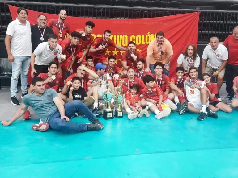 Jugadores, cuerpo técnico y aficionados al Deportivo Colón, campeón Absoluto 2023. Ganó el Apertura y, el viernes, el Clausura.