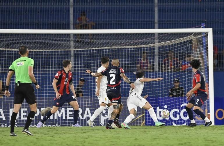 Diego Fernández, futbolista de Guaraní, convierte el gol del triunfo de Guaraní en un partido frente a Cerro Porteño por la séptima fecha del torneo Apertura 2025 del fútbol paraguayo en el estadio La Nueva Olla, en Asunción, Paraguay. 