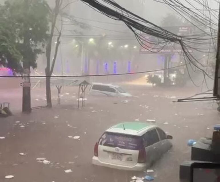 La avenida Luis María Argaña quedó convertido en un enorme lago.