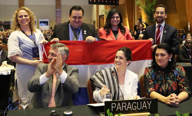 Autoridades nacionales presentes en la reunión de la Unesco, entre ellos el titular del MEC, Luis Ramírez (saco gris), y la ministra de Cultura, Adriana Ortiz (saco blanco).