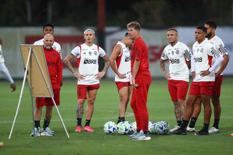 El argentino Jorge Sampaoli (i), técnico del Flamengo, en el entrenamiento con los jugadores.