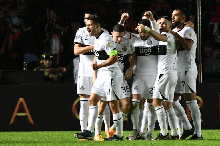 Los futbolistas de Olimpia celebran un gol contra Patronato por la fase de grupos de la Copa Libertadores en el estadio Brigadier López, en Santa Fe, Argentina.