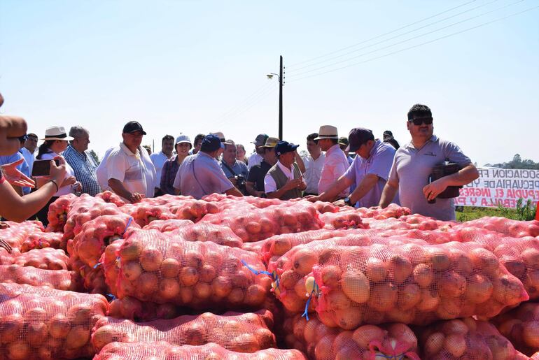 Durante la visita del ministro de Agricultura, Carlos Giménez, en Ybytymí, hace ocho días, pidió tiempo para que se pueda tener mercado.