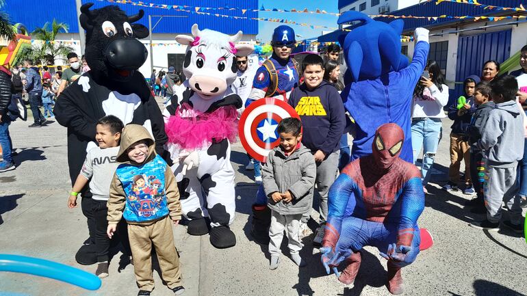 Las vaquitas y los súperhéroes causaron furor durante el festejo del día del niño en la planta de Minerva Foods de San Antonio.
