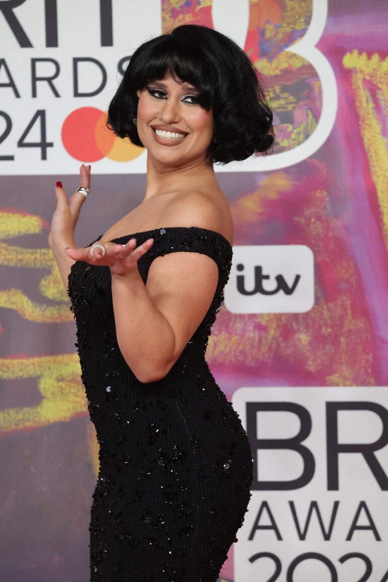 La cantante y compositora británica Rachel Keen, conocida como Raye, sonriente en la alfombra roja de los BRIT Awards 2024 en Londres. (CARLOS JASSO / AFP) 