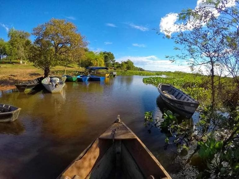 Canoas en el río de Paraguay.