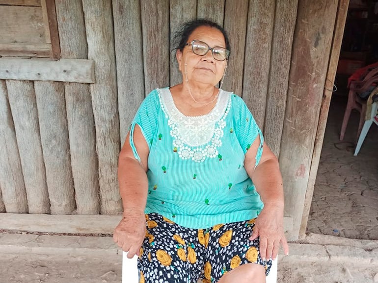 A ña Justina Ayala Vda. de Chaparro (75) le sacaron de la planilla del adulto mayor, después de haber estado percibiendo el subsidio desde hace 6 años; la mujer vive sola en su humilde rancho de karanday en Fuerte Olimpo.