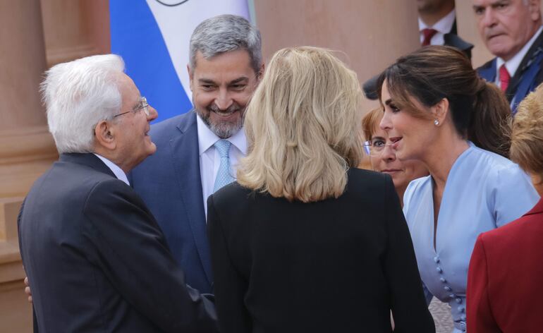 El presidente de Paraguay, Mario Abdo Benítez (2i), junto a la primera dama, Silvana López Moreira (d), recibió ayer en medio de honores militares a su homólogo Sergio Mattarella (i), el primer presidente de Italia que visita al país suramericano, quien llegó acompañado por su hija y primera dama, Laura Mattarella (c-espaldas), en Asunción (Paraguay). Mattarella arribó en la noche del jueves a territorio paraguayo en un vuelo procedente de Chile. El líder italiano, que estará en Paraguay hasta este sábado, arrancó su agenda oficial en el Panteón Nacional de los Héroes, en pleno centro de Asunción, en el que depositó una ofrenda floral en honor a los próceres paraguayos. EFE/ Rubén Peña