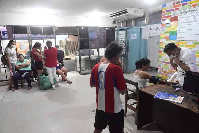 Imágenes del Hospital de Barrio Obrero, durante el horario de consultas nocturnas.