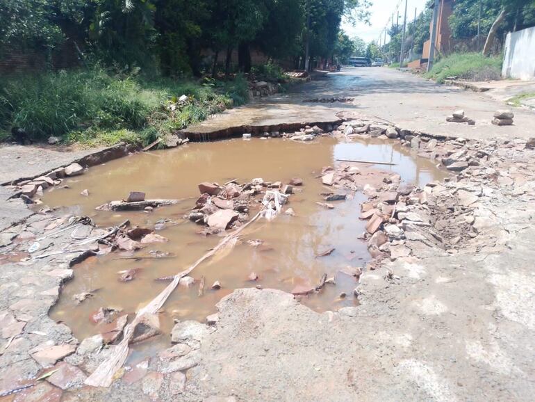 La calle Acahay del barrio Sol de América quedó partida en dos tras el temporal de ayer.