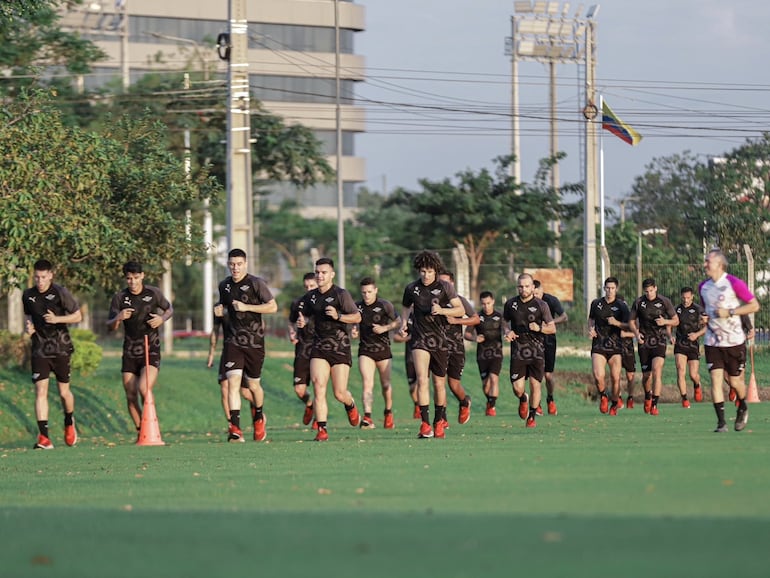 Los jugadores de Libertad entrenan en el Centro de Entrenamiento, en Luque.