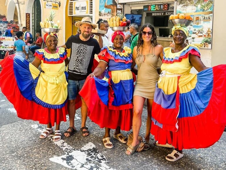 Con las colombianas y sus coloridos trajes.