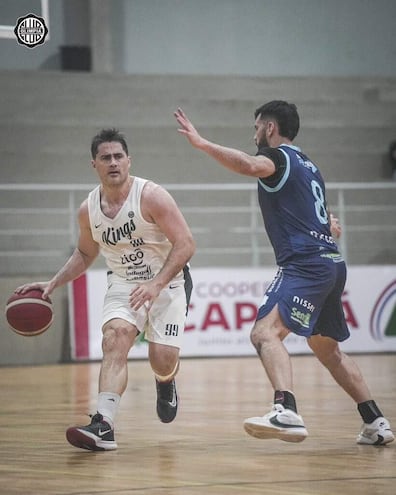 El capitán Kings Juan Cantero avanza ante la oposición de Édgar Riveros, en duelo de bases.