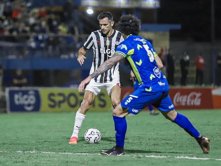 Roque Santa Cruz (i), jugador de Libertad, disputa el balón en el partido frente a Encarnación FC por los octavos de final de la Copa Paraguay 2024 en el estadio Facundo Deleón Fossatti, en Villa Hayes, Paraguay.