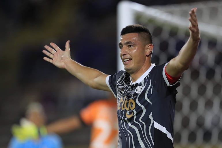 El paraguayo Óscar Cardozo, futbolista de Libertad, celebra un gol en el partido frente a Universidad Católica en la revancha de los playoffs de octavos de final de la Copa Sudamericana 2024 en el estadio Olímpico Atahualpa, en Quito, Ecuador.