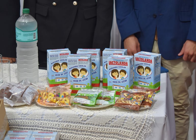 Leche entera y parte de las galletitas que serán distribuidas a los niños en las diferentes escuelas del Guairá.