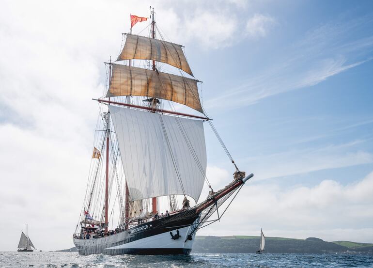 Llegada del barco Beagle a Plymouth, del proyecto Darwin200. A bordo del navío "Beagle", el geógrafo Stewart McPherson y sus compañeros del llamado proyecto "Darwin200" seguirán los pasos del científico británico Charles Darwin al surcar los mares durante dos años con el objetivo de formar a los ecologistas del mañana.