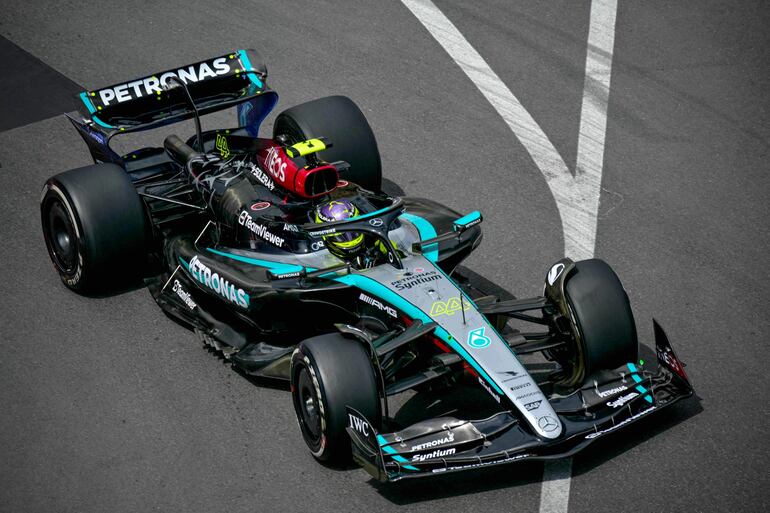 El Mercedes del piloto británico Lewis Hamilton en el primer ensayo libre del Gran Premio de Mónaco, la octava fecha del Mundial 2024 de la Fórmula 1, en el circuito callejero de Mónaco.