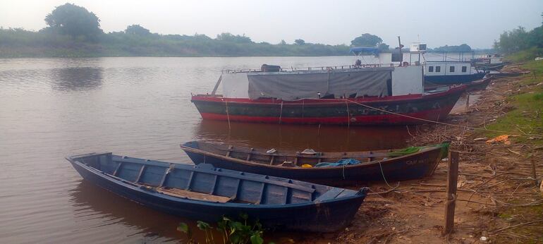 Las embarcaciones utilizadas los pescadores se encuentran todas paralizadas en la desembocadura del arroyo Kuarepoti con el río Paraguay.