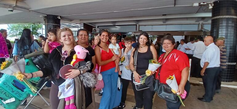 mujeres celebrando la llegada de un ser querido