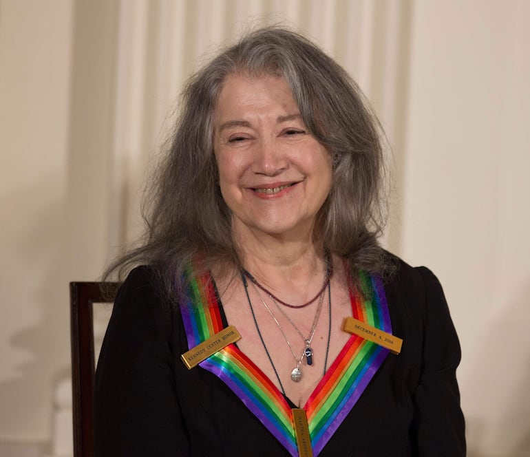 La pianista argentina Martha Argerich cuando recibió los honores del Kennedy Center en 2016. La artista canceló varios conciertos por motivos de salud.