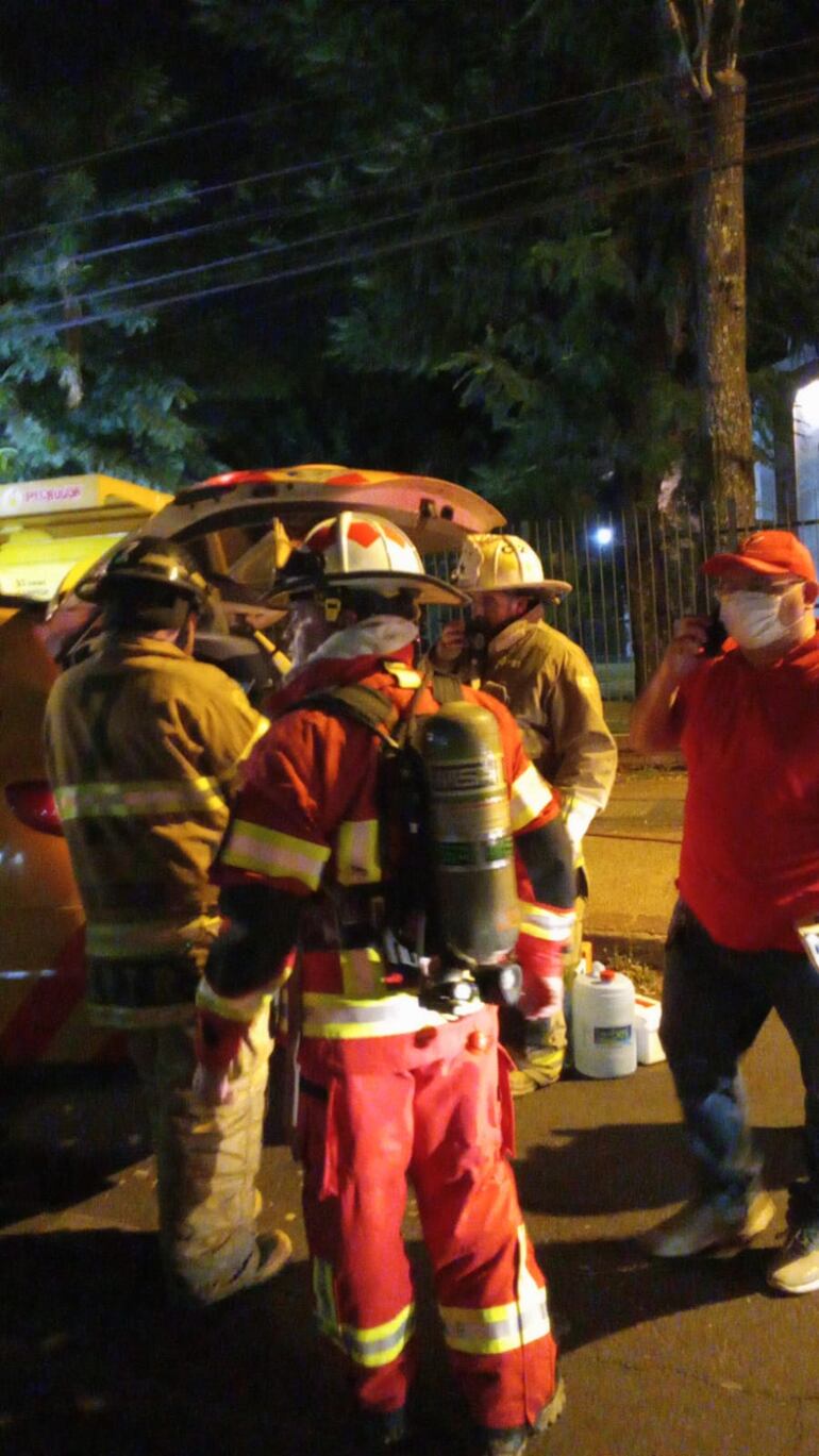 Bomberos en los alrededores de la planta de Pechugón.