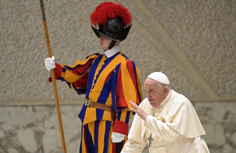 Papa Francisco saluda a los asistentes a una audiencia general en el Vaticano.