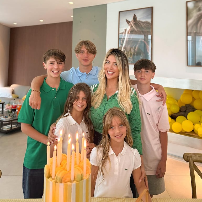 Wanda Nara con sus cinco hijos: la cumpleañera Francesca, Isabella, Constantino, Benedicto y Valentino.
(Instagram/Wanda Nara)